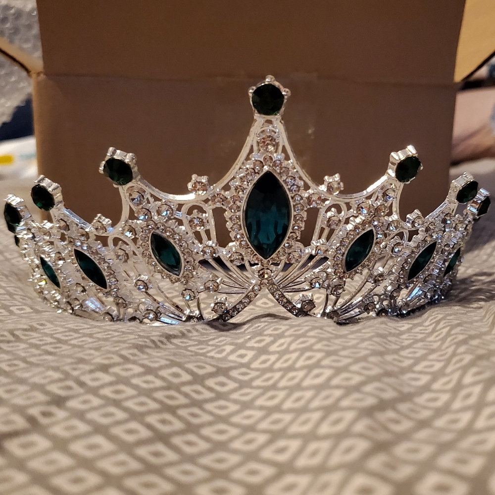 Emerald Green Crown - Picture 1 of 2